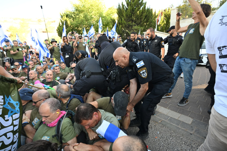 עימותים מול ביתו של יריב לוין  (צילום: יוסי זליגר/TPS)