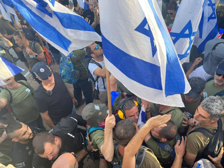 הפגנה סוערת מול ביתו של יריב לוין 