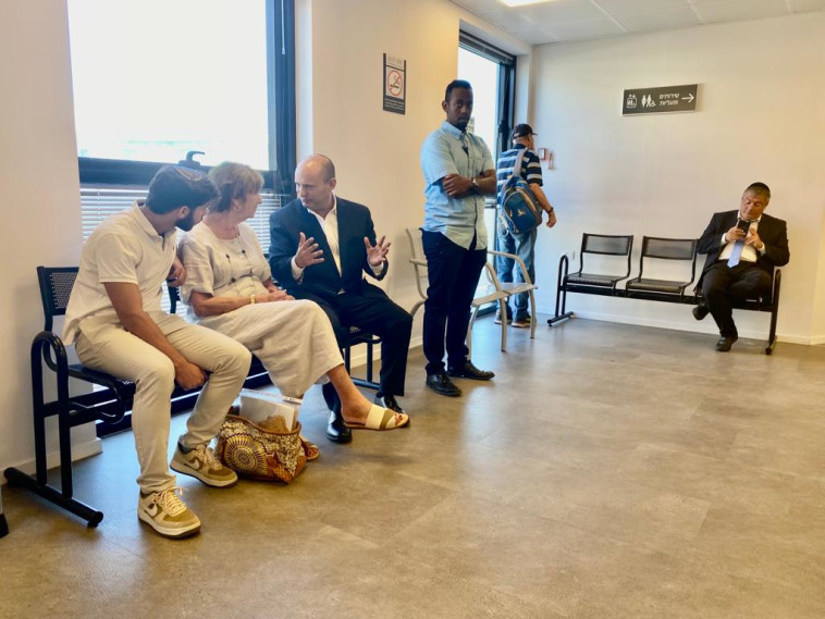 בנט ואמו בבית המשפט