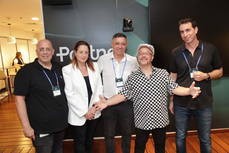 אסף אביב סמנכ''ל שיווק ותוכן פרטנר, קובי אוז, דגנית קרמר משנה למנכ״ל פרטנר, ואבי גבאי מנכ״ל פרטנר ואבי דבורה סמנכ״ל לקוחות עסקיים