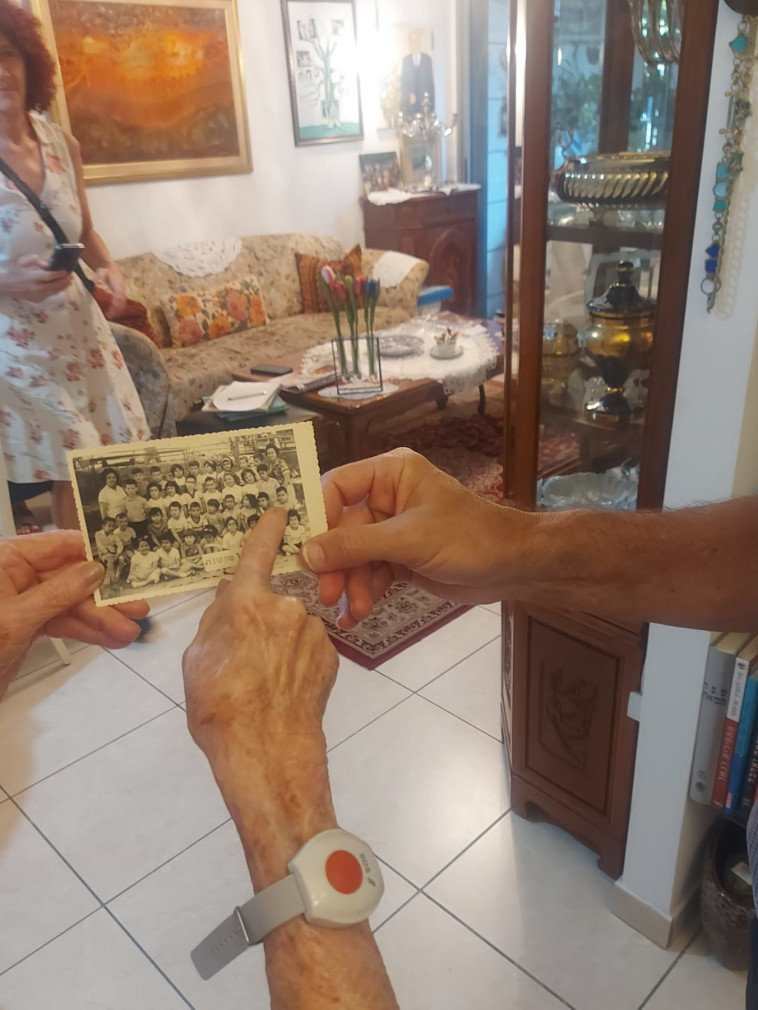 שושנה אקרלינג מצביעה על אודי פרישמן בתמונה מהגן