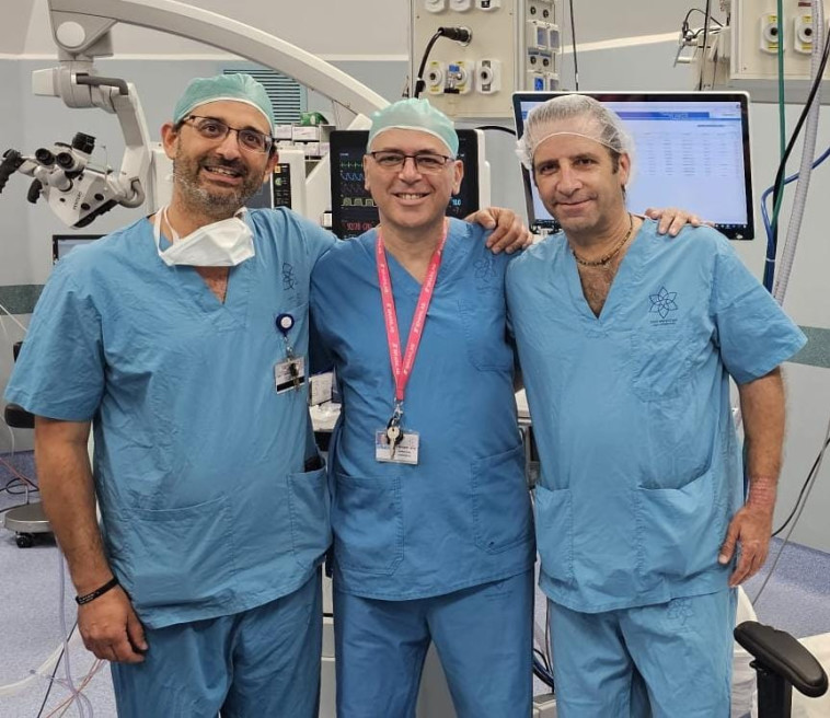 שלושת המנתחים. מימין: ד''ר סמואל טוביאס, פרופ' ז'אן סוסטיאל וד''ר יובל גרובר (צילום: דוברות המרכז הרפואי לגליל)