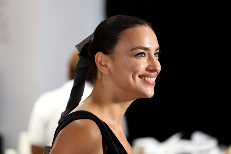 מאחורי הקלעים: אירינה שייק בתצוגת האופנה של מייקל קורס