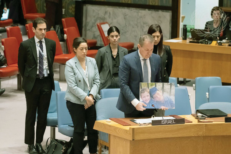 גלעד ארדן עומד דקה דומיה במליאת האו''ם (צילום: UN)