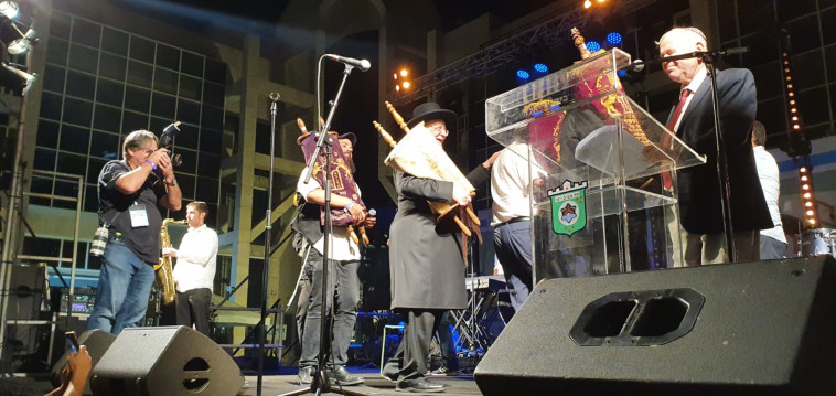 הקפות ברחבת המשכן 