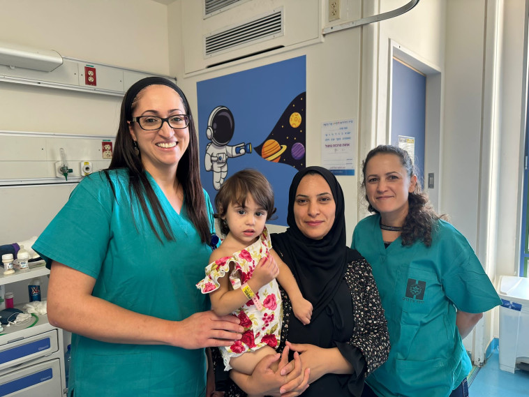 התינוקת ואמה, עם הרופאות המטפלות: מימין ד״ר שגית ומשמאל ד״ר לירון