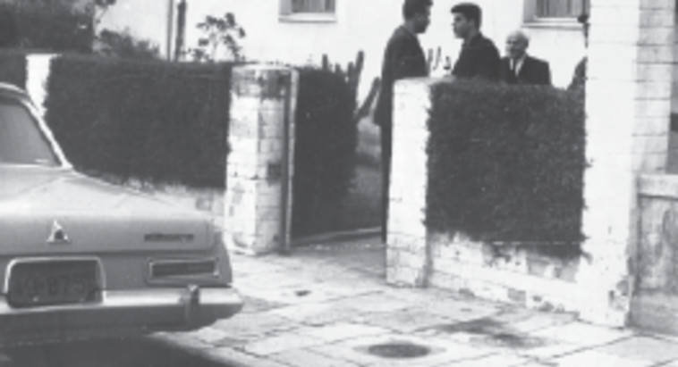 דוד בן גוריון בחצר ביתו (צילום: צילומים: נתן זהבי, עיצוב: דוד טרטקובר ואלכס ליבק )