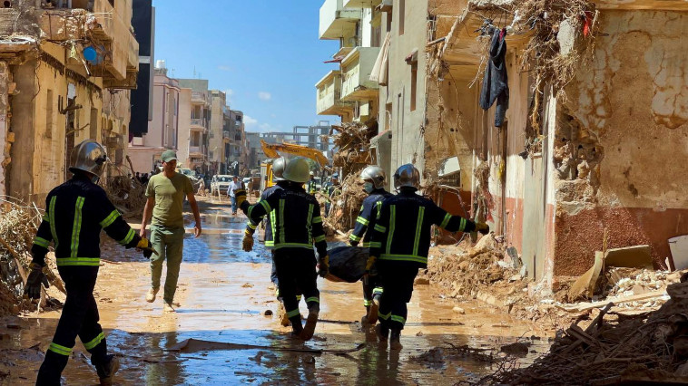 כוחות חילוץ בלוב (צילום:  REUTERS/Ahmed Elumami )