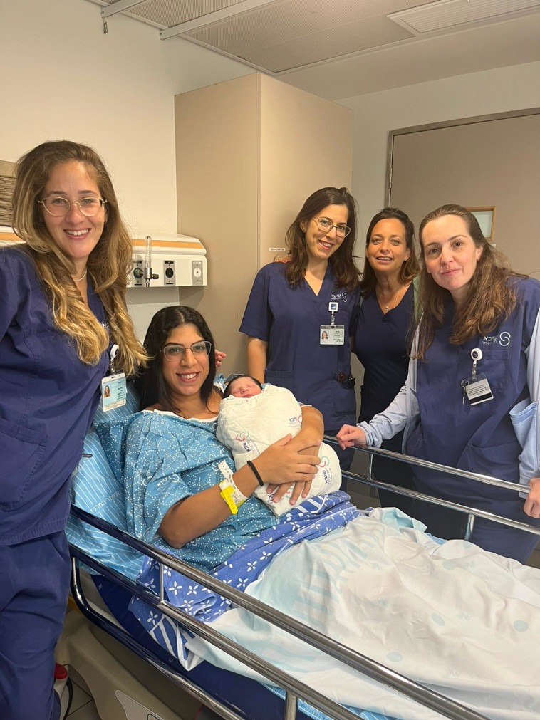 רחל נדב והתינוקת החדשה, המיילדת הילה שפירא וצוות המיילדות משיבא