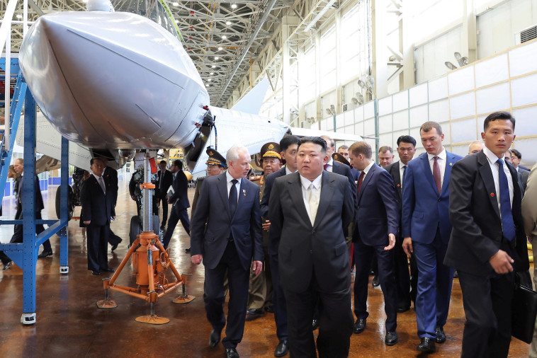קים ג'ונג און מבקר במפעל לייצור מטוסים ברוסיה