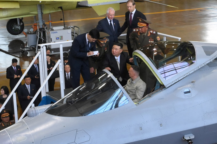 קים ג'ונג און מבקר במפעל לייצור מטוסים ברוסיה