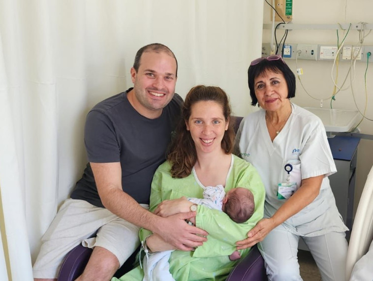 רעות סלוטקין עם בעלה והתינוק (צילום: המרכז הרפואי קפלן)
