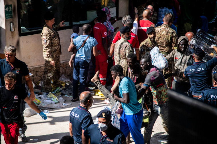 המהגרים הבלתי חוקיים שהגיעו לאי האיטלקי למפדוזה (צילום: AFP via Getty Images)