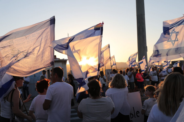 המחאה נגד הרפורמה במערכת המשפט בצומת נהלל (צילום: ענת חרמוני)