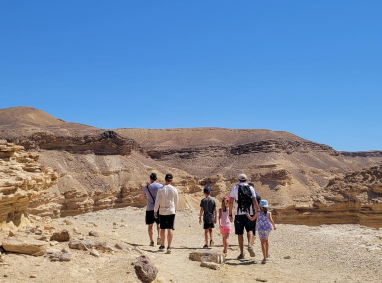 מטיילים בעין ירקעם