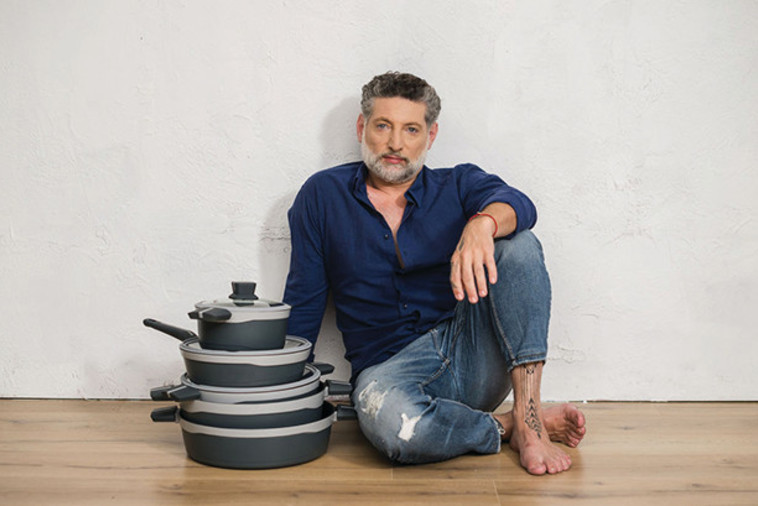 אסף גרניט הפרזנטור של נעמן וסדרת כלי בישול ארמור