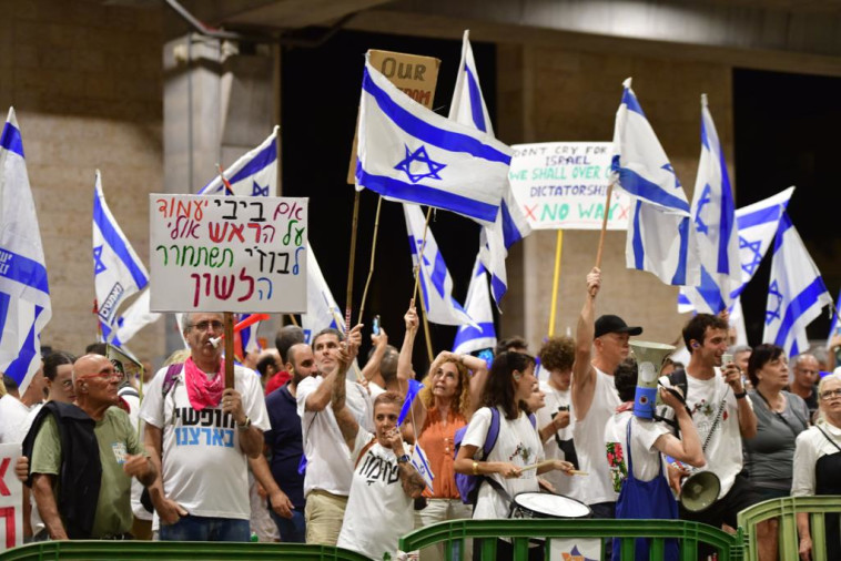 מפגינים בנתב''ג לקראת טיסתו של בנימין נתניהו לארה''ב