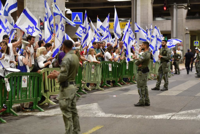 מפגינים בנתב''ג לקראת טיסתו של בנימין נתניהו לארה''ב