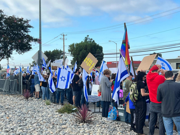 המחאה נגד נתניהו ליד המפעל של טסלה (צילום: ניקי הורנשטיין)
