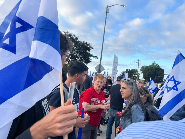 המחאה נגד נתניהו ליד המפעל של טסלה בקליפורניה