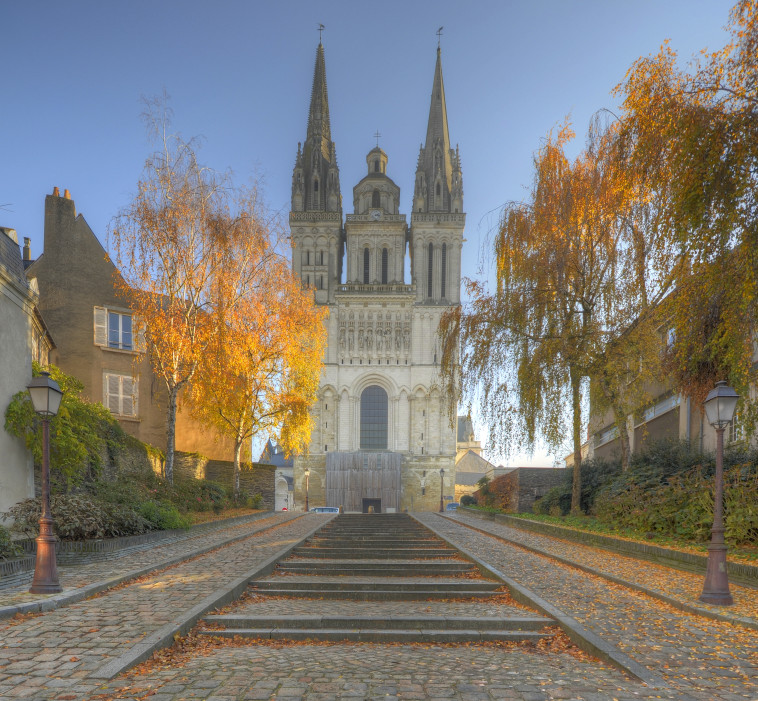 עיירה בעמק הלואר בסתיו