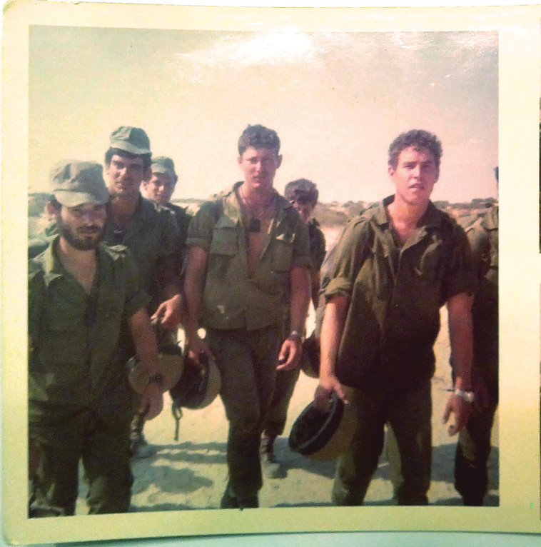 אריה וינריב שני מימין ללא כובע. מקס הכי שמאלי