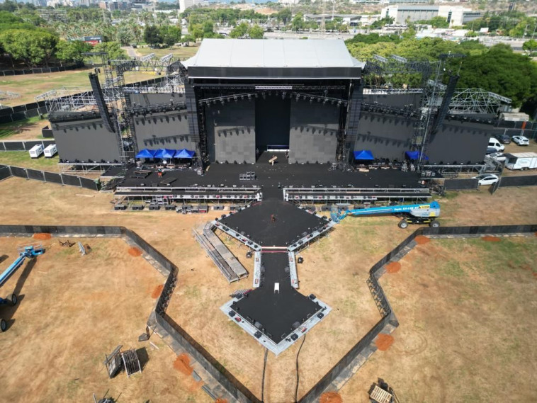 ההכנות למופע של נועה קירל בפארק הירקון