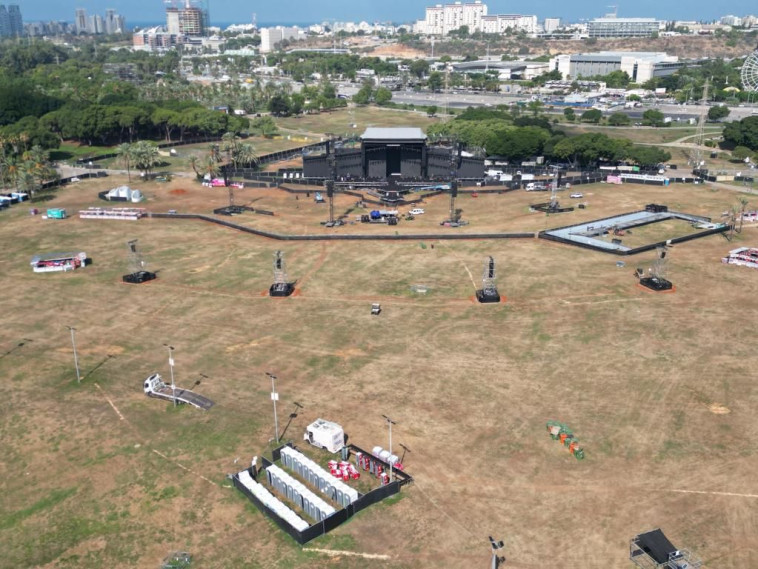 ההכנות למופע של נועה קירל בפארק הירקון