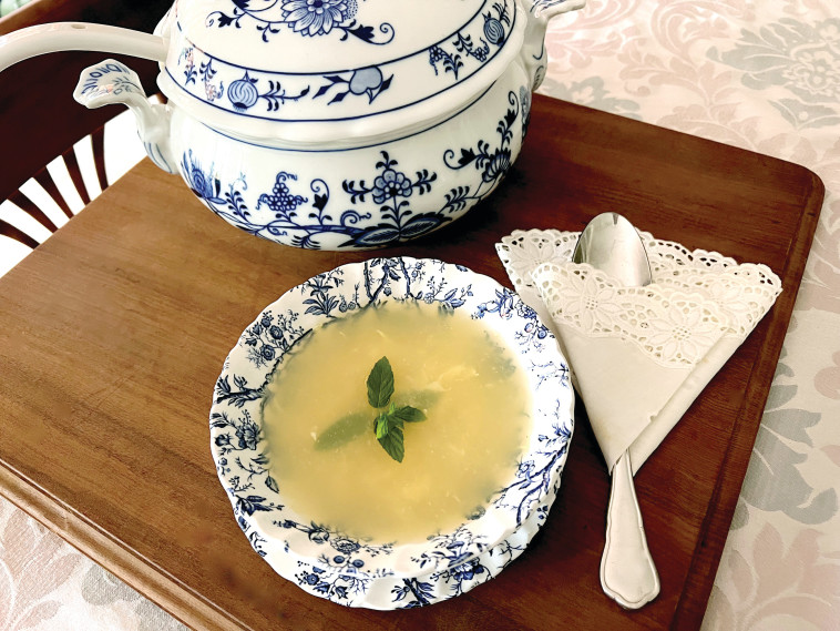 מרק עוף בניחוח קינמון ונענע