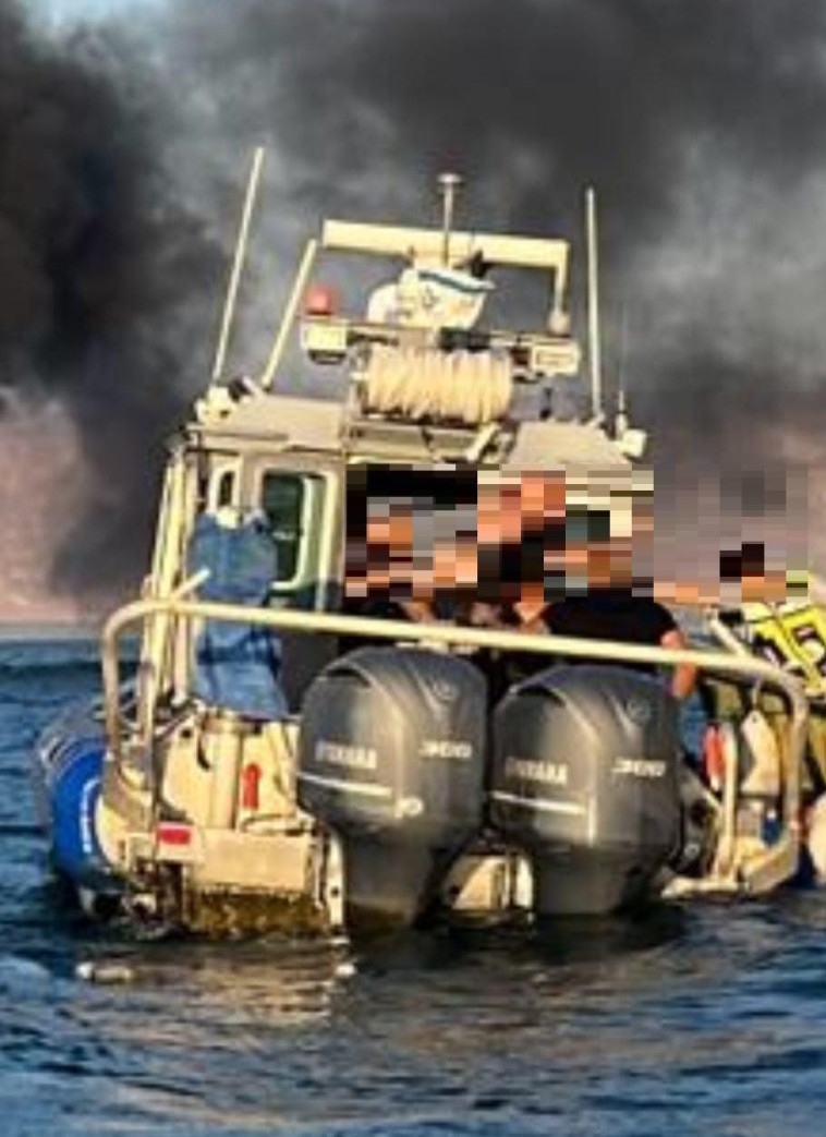 מוקד הדליקה בכנרת. נוסעי הסירה חולצו במהירות מהמקום