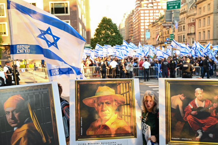 המפגינים מציגים את תמונתו של בנימין נתניהו במדי אסיר