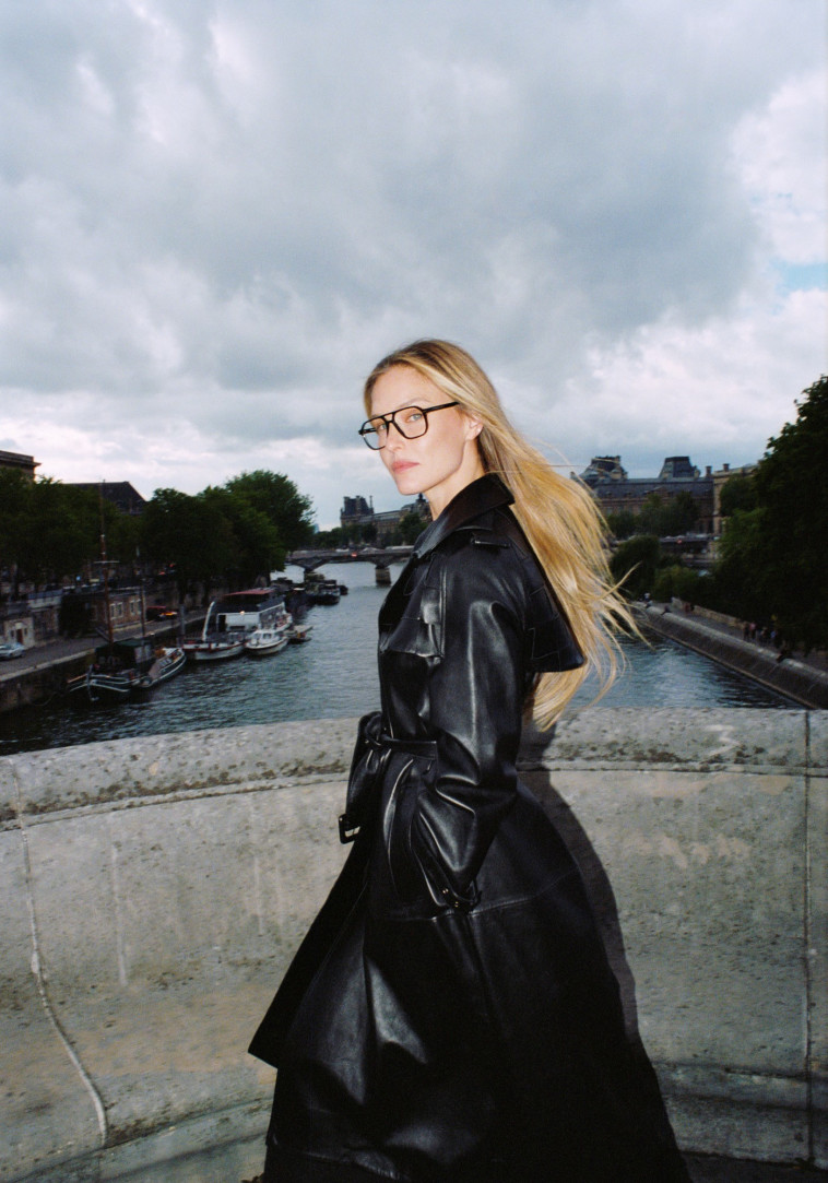 אנחנו חייבות את המעיל הזה. ע כ ש י ו