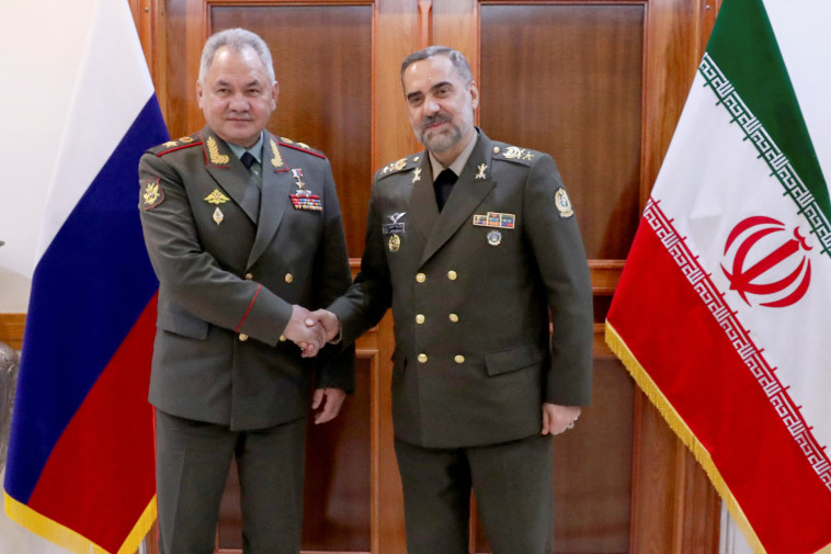 שר ההגנה הרוסי דמיטרי שויגו ומקבילו האיראני