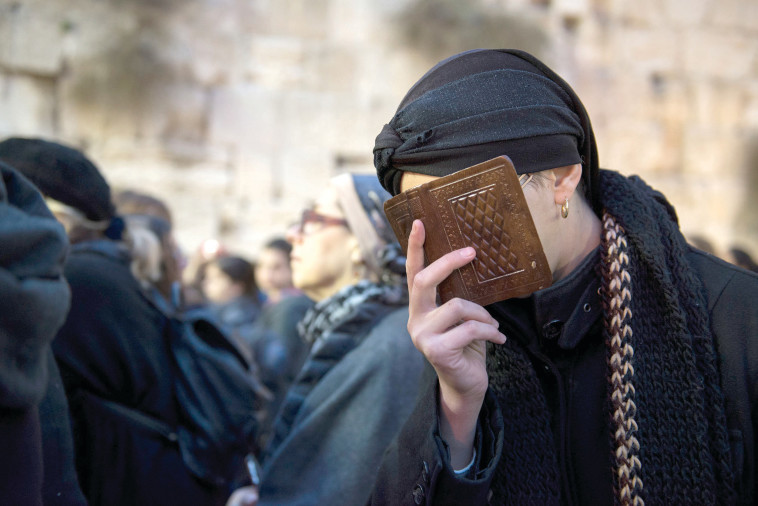 אישה מתפללת