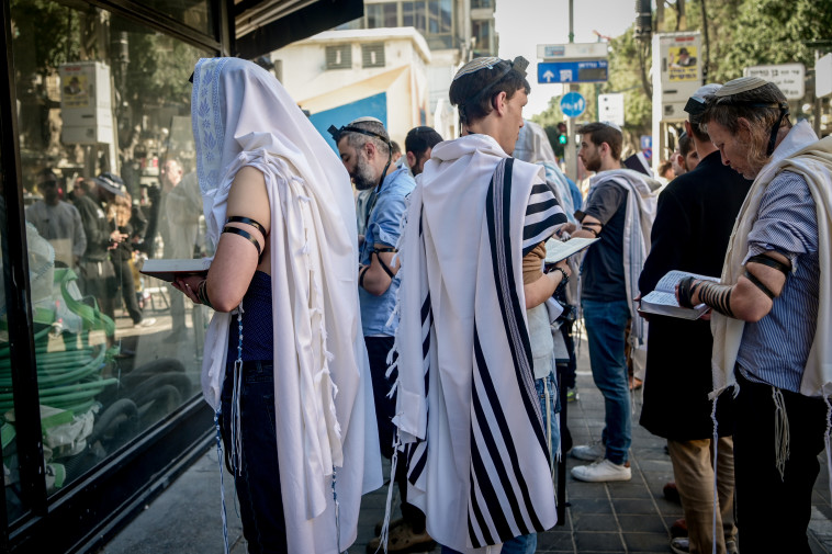 תפילה בכיכר דיזינגוף