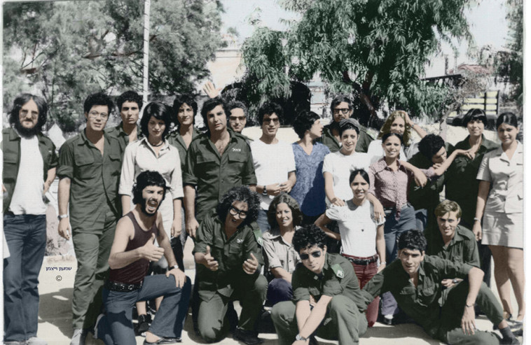 להקת הנח''ל (מילואימניקים וסדירים) דקות ספורות לפני היציאה להופעות במלחמה