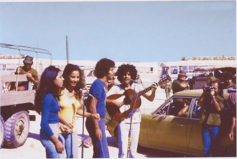 יזהר כהן, רזי אמיתי, אסתי כץ ומרגלית צנעני (חברי להקת הכנופיה)