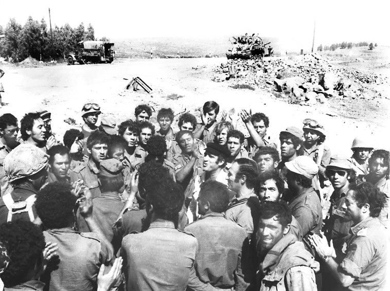 יהורם גאון ודובי זלצר בהופעה בפני חיילים סמוך לבסיס נפח ברמת הגולן (צילום: איתמר צוקרמן)