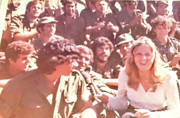 מירי אלוני בהופעה בפני חיילים 