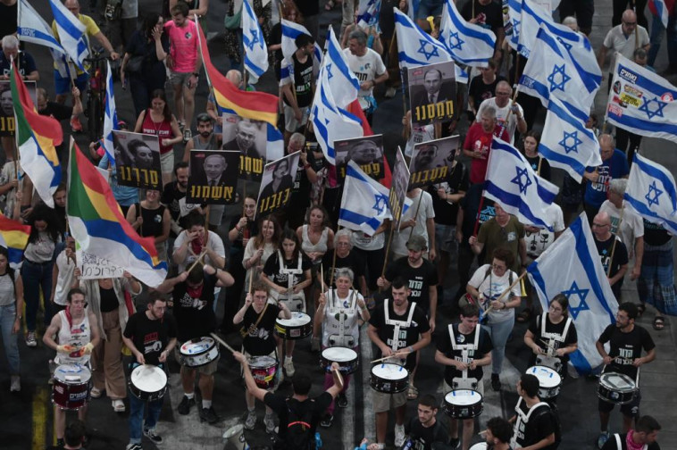 מפגינים נגד הרפורמה המשפטית בתל אביב (צילום: אבשלום ששוני)