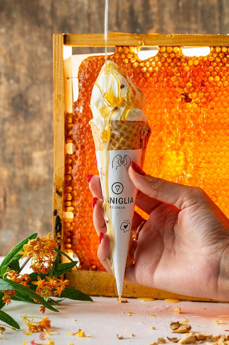 רשת גלידריות האיכות וניליה, ייצרה שילוב מתוק ומנצח לרגל ראש השנה: דבש ומרציפן יחד (צילום: בועז לביא)