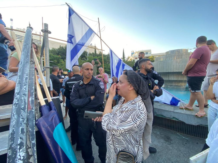 עימותים בין מפגינים למתפללים בכיכר דיזינגוף בת''א