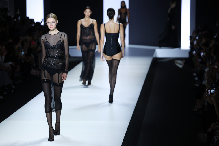 התצוגה של דולצ'ה&amp;גבאנה בשבוע האופנה במילאנו