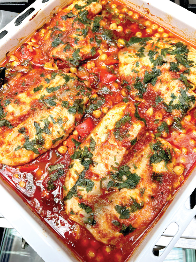 דגים על מצע ירקות וגרגרי חומוס