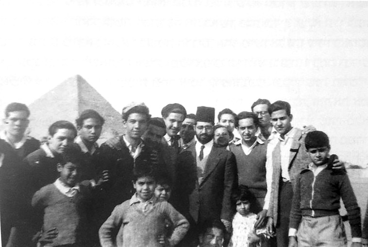 הרב עובדיה יוסף עם תלמידיו במצרים על רקע הפירמידות  (צילום: צילום מתוך ויקיפדיה)