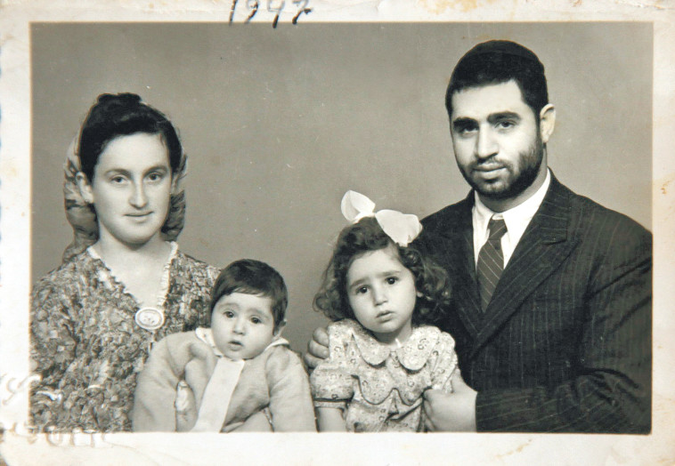 עובדיה יוסף בצעירותו עם המשפחה  (צילום: רפרו' יהונתן שאול)