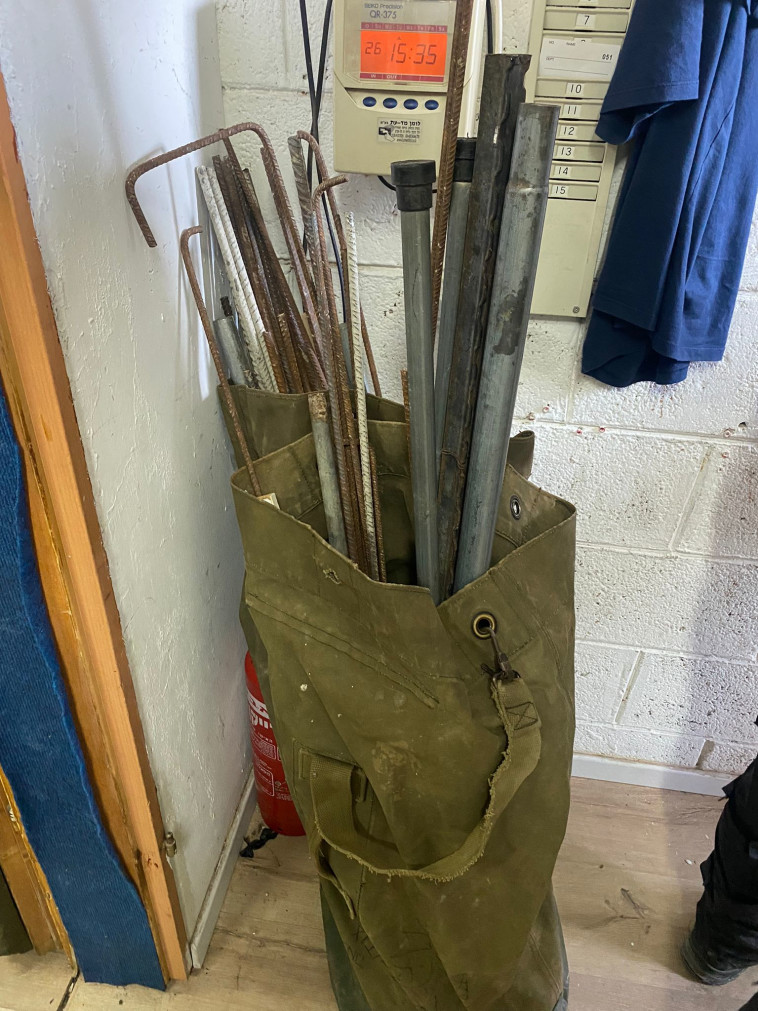 כלי תקיפה שהיו ברשות אוהדי הפועל ת''א לפני הדרבי בתל אביב