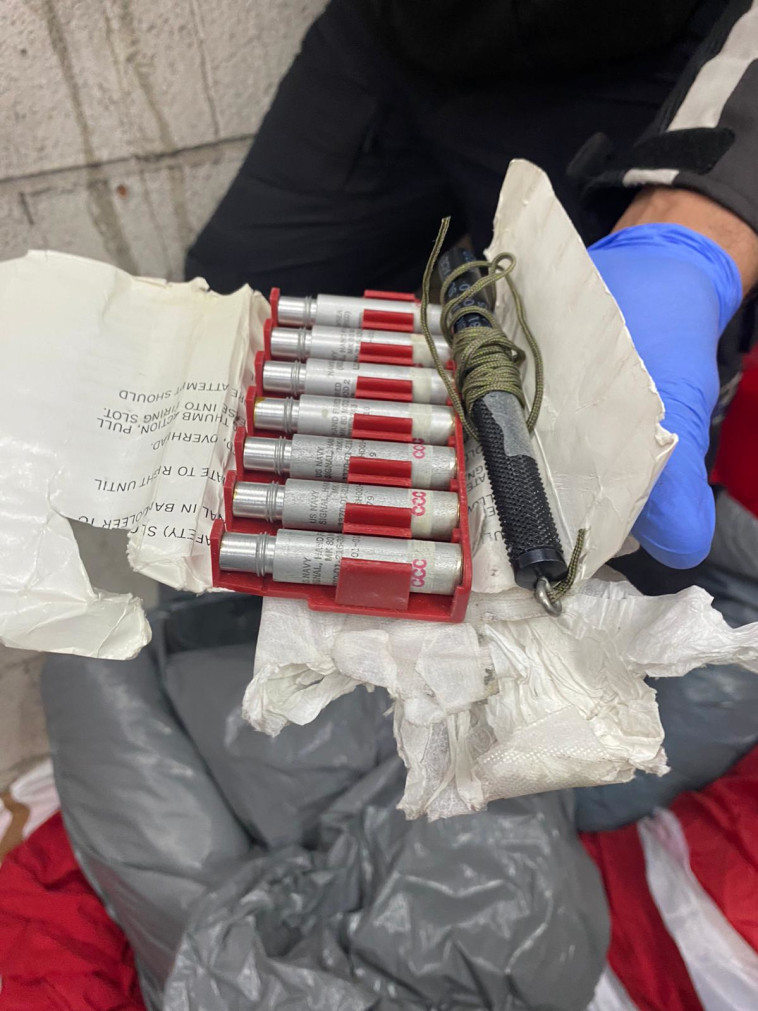 כלי תקיפה שהיו ברשות אוהדי הפועל ת''א לפני הדרבי בתל אביב