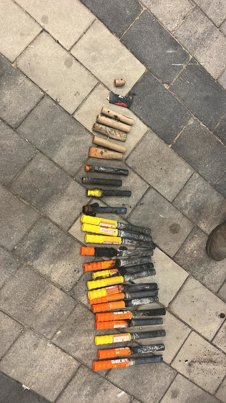 ציוד לא חוקי שנתפס אצל האוהדים