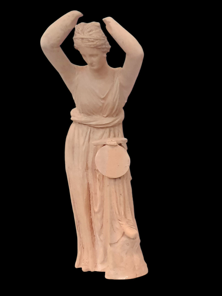אישה המתבוננת במראה מתקפלת (צילום: ליאת עוז, רשות העתיקות)